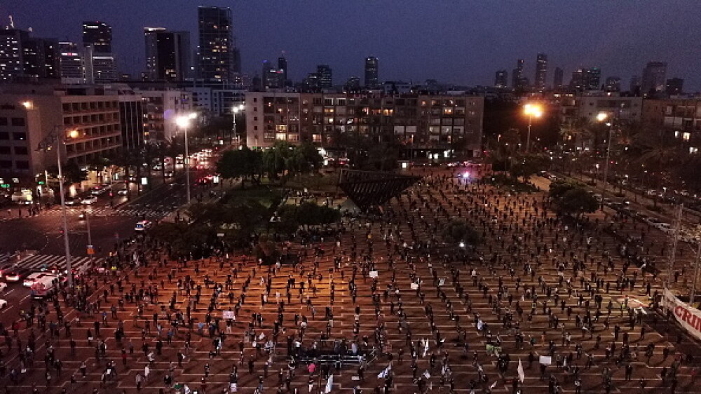 Mii de oameni au protestat în Tel Aviv, respectând distanțarea socială de 2 metri. FOTO - Imaginea 16
