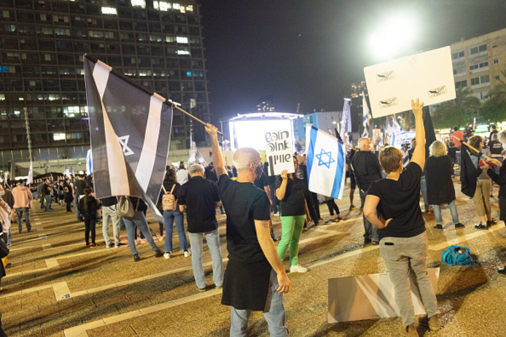 Mii de oameni au protestat în Tel Aviv, respectând distanțarea socială de 2 metri. FOTO - Imaginea 15