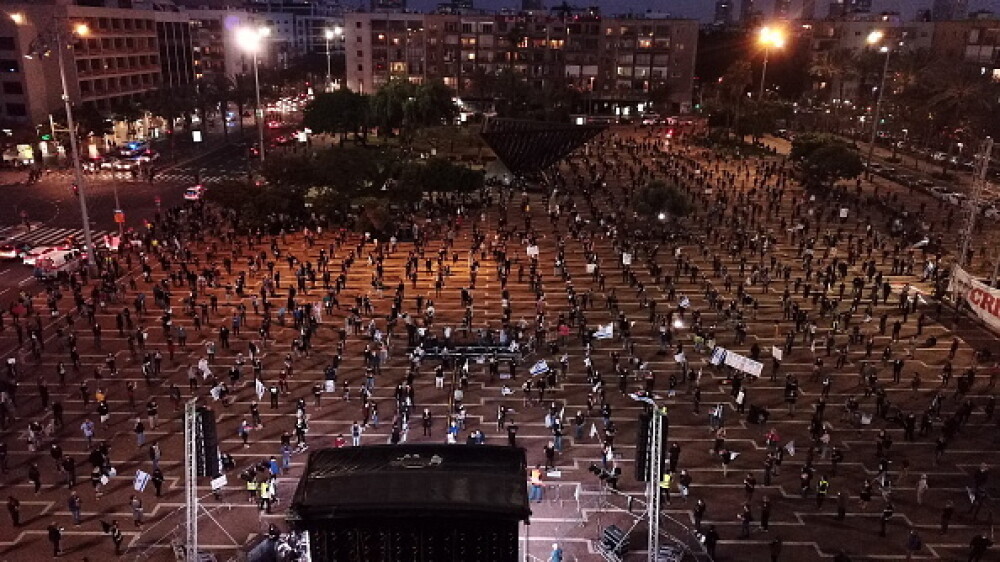 Mii de oameni au protestat în Tel Aviv, respectând distanțarea socială de 2 metri. FOTO - Imaginea 14