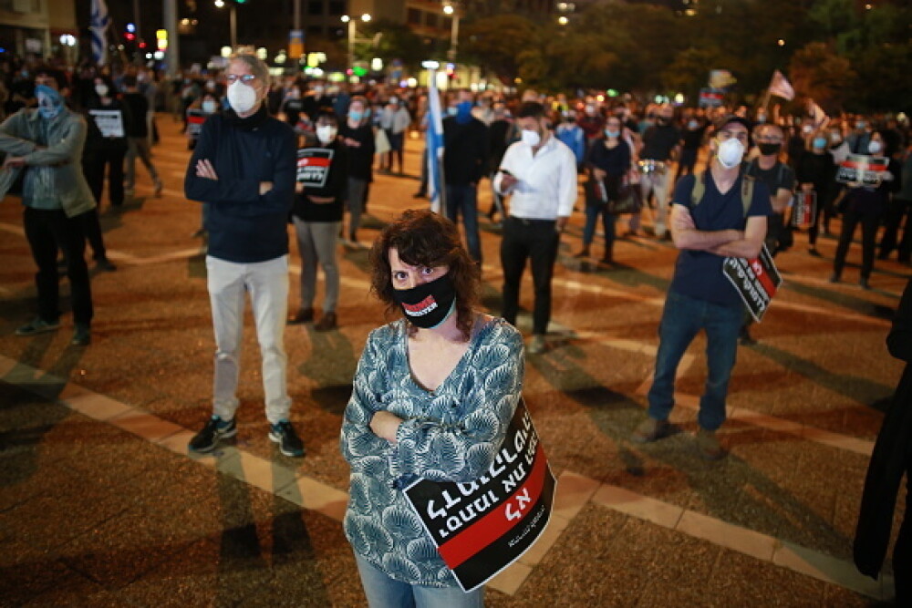 Mii de oameni au protestat în Tel Aviv, respectând distanțarea socială de 2 metri. FOTO - Imaginea 13