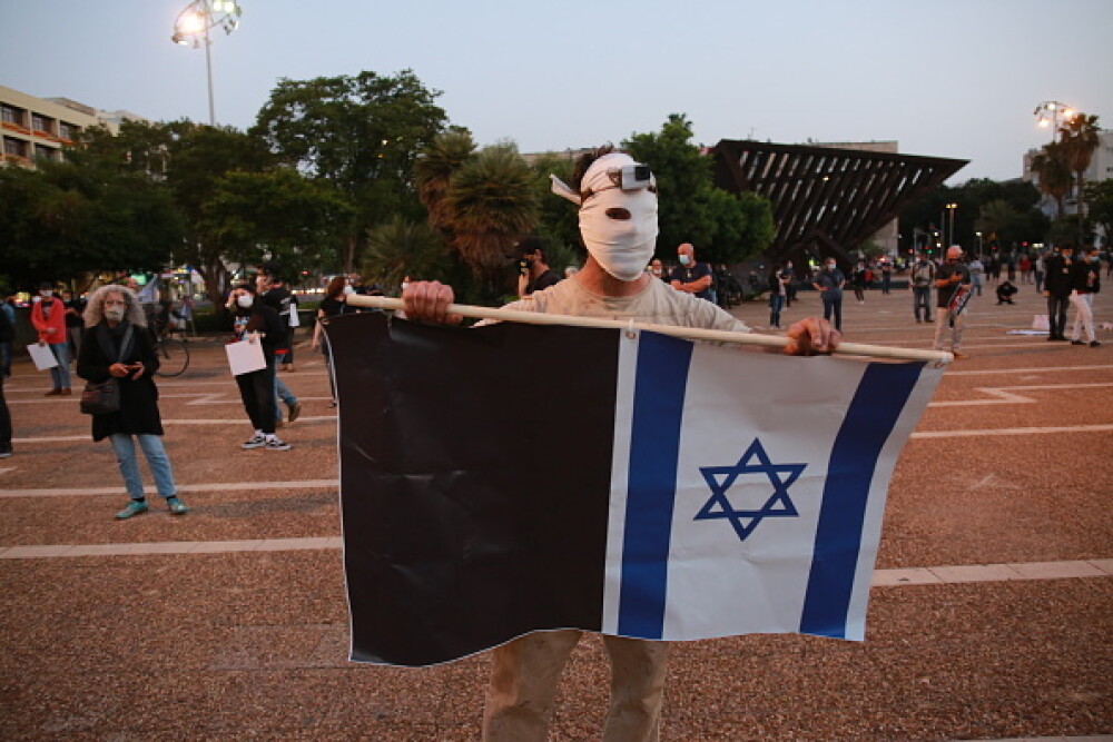 Mii de oameni au protestat în Tel Aviv, respectând distanțarea socială de 2 metri. FOTO - Imaginea 12