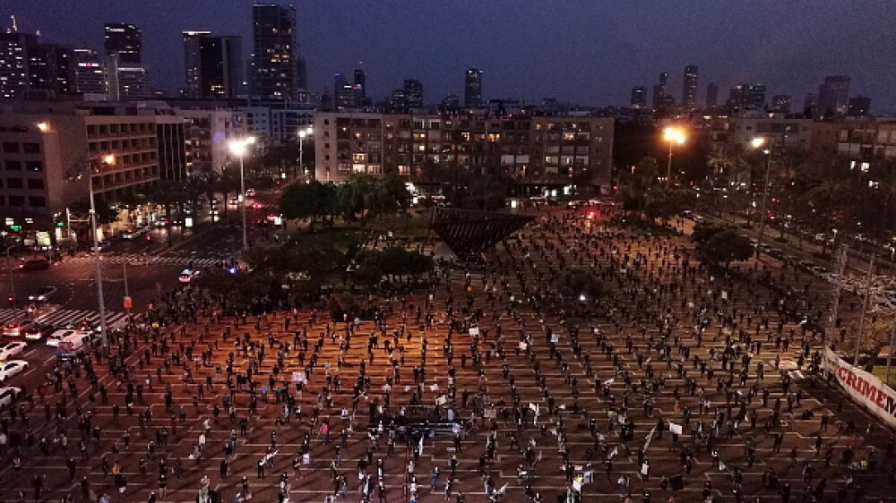 Mii de oameni au protestat în Tel Aviv, respectând distanțarea socială de 2 metri. FOTO - Imaginea 11
