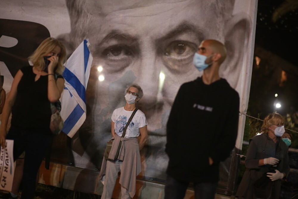 Mii de oameni au protestat în Tel Aviv, respectând distanțarea socială de 2 metri. FOTO - Imaginea 10