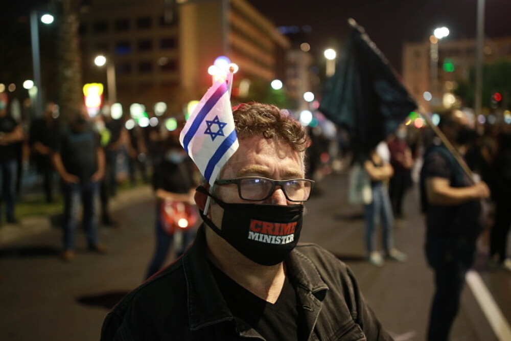 Mii de oameni au protestat în Tel Aviv, respectând distanțarea socială de 2 metri. FOTO - Imaginea 9