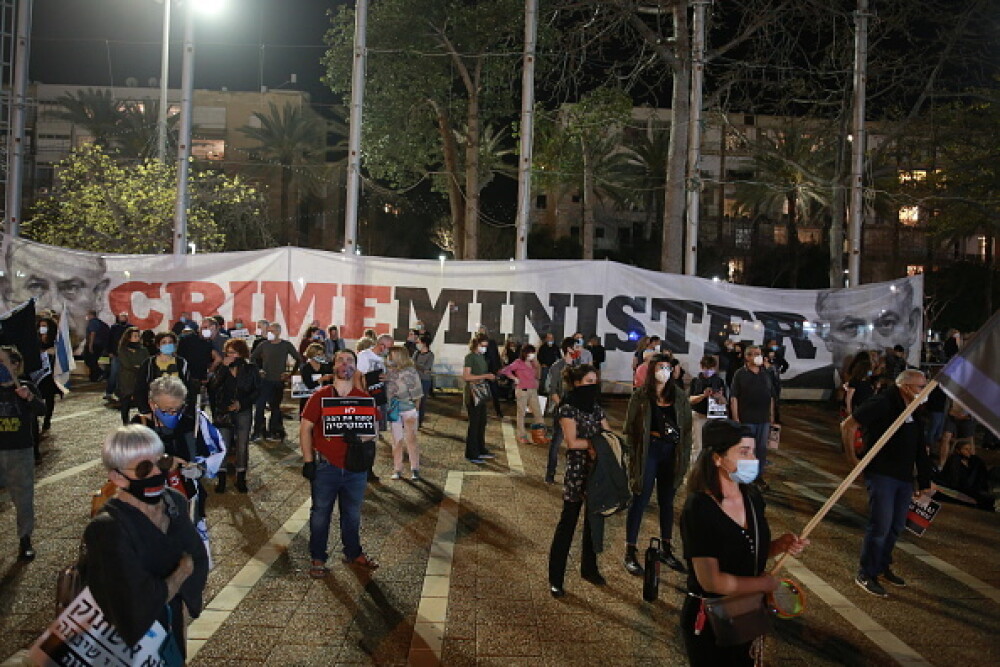 Mii de oameni au protestat în Tel Aviv, respectând distanțarea socială de 2 metri. FOTO - Imaginea 8