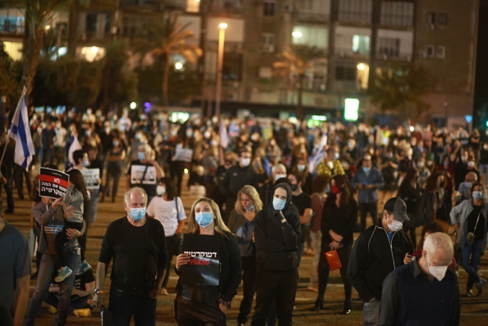 Mii de oameni au protestat în Tel Aviv, respectând distanțarea socială de 2 metri. FOTO - Imaginea 7