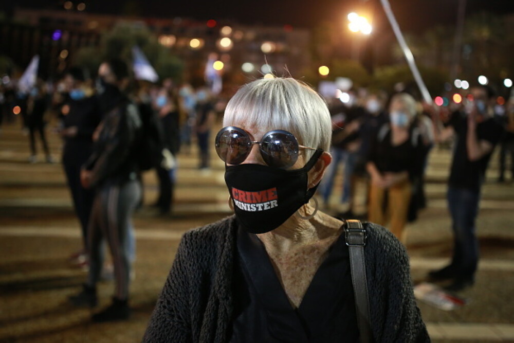 Mii de oameni au protestat în Tel Aviv, respectând distanțarea socială de 2 metri. FOTO - Imaginea 6