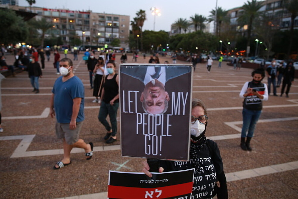 Mii de oameni au protestat în Tel Aviv, respectând distanțarea socială de 2 metri. FOTO - Imaginea 5
