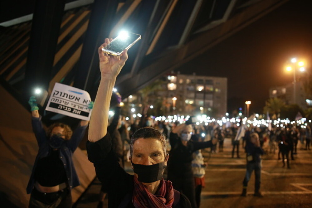 Mii de oameni au protestat în Tel Aviv, respectând distanțarea socială de 2 metri. FOTO - Imaginea 4