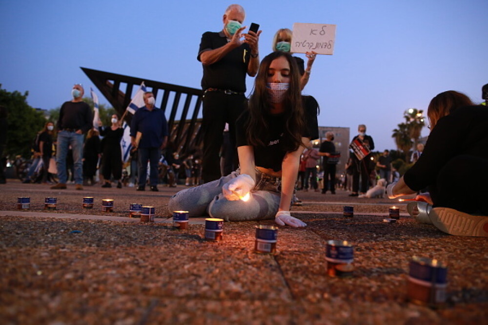 Mii de oameni au protestat în Tel Aviv, respectând distanțarea socială de 2 metri. FOTO - Imaginea 2