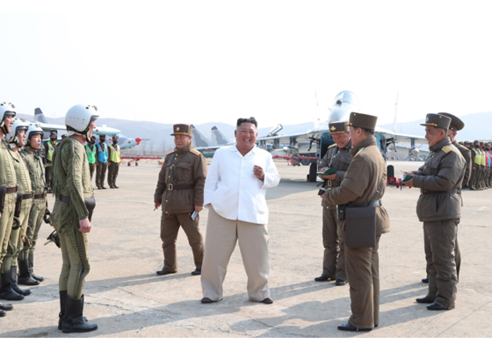A fost Kim Jong Un înlocuit de o sosie? Dictatorul, filmat în 2017 alături de dublurile sale - Imaginea 19