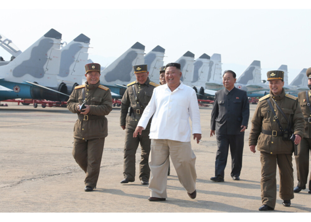 A fost Kim Jong Un înlocuit de o sosie? Dictatorul, filmat în 2017 alături de dublurile sale - Imaginea 7