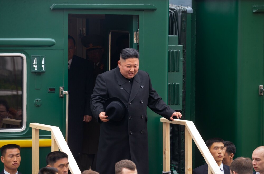 Cum arată trenul în care Kim Jong Un dă petreceri cu alcool și tinere virgine - Imaginea 1