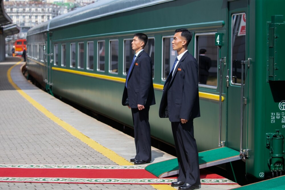 Cum arată trenul în care Kim Jong Un dă petreceri cu alcool și tinere virgine - Imaginea 3