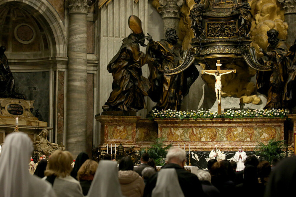 Foto și Video de la Vigilia Pascală. Mesajul Papei Francisc: „Să nu ne pierdem niciodată speranţa” - Imaginea 7