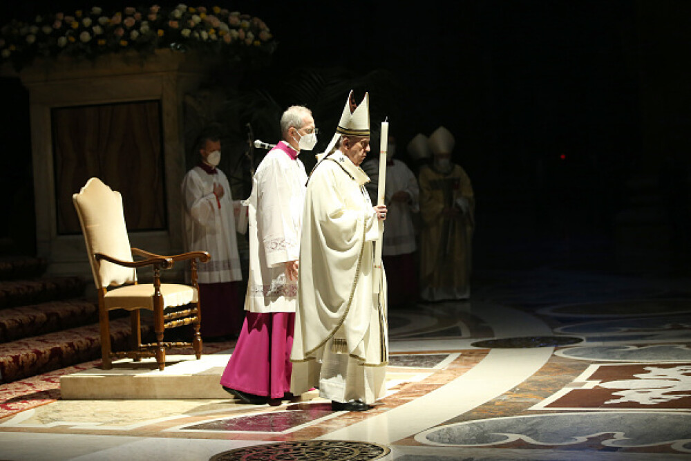 Foto și Video de la Vigilia Pascală. Mesajul Papei Francisc: „Să nu ne pierdem niciodată speranţa” - Imaginea 6