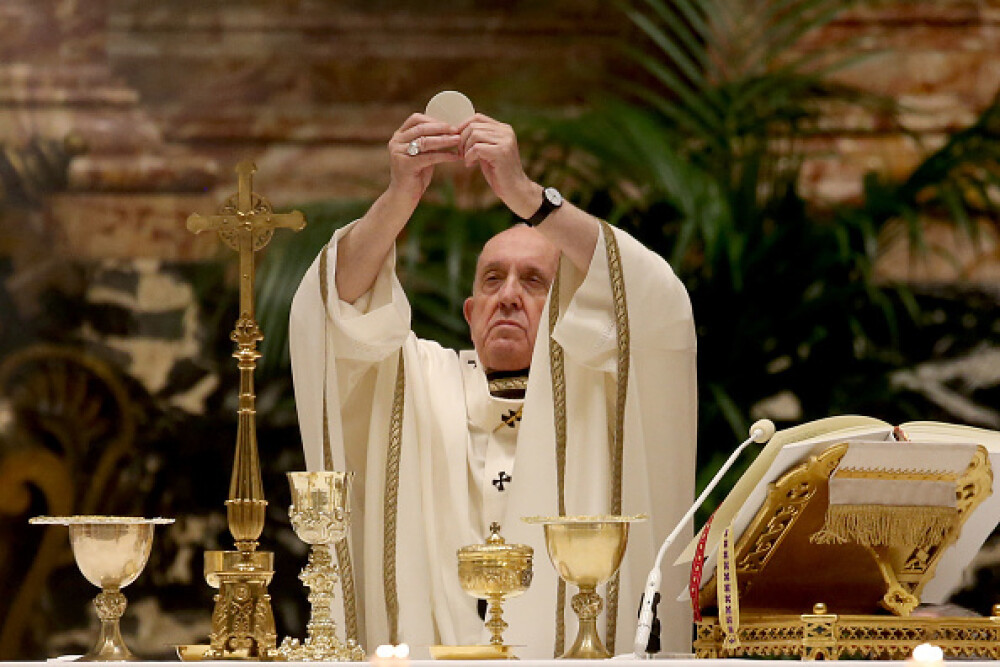 Foto și Video de la Vigilia Pascală. Mesajul Papei Francisc: „Să nu ne pierdem niciodată speranţa” - Imaginea 5