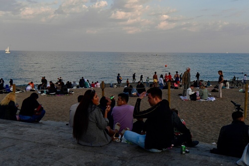 Plajele din Catalonia au fost pline sâmbătă. Oamenii au ignorat restricţiile legate de Covid-19. GALERIE FOTO - Imaginea 1