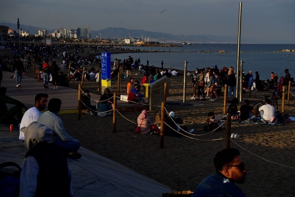 Plajele din Catalonia au fost pline sâmbătă. Oamenii au ignorat restricţiile legate de Covid-19. GALERIE FOTO - Imaginea 2