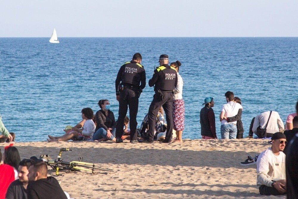 Plajele din Catalonia au fost pline sâmbătă. Oamenii au ignorat restricţiile legate de Covid-19. GALERIE FOTO - Imaginea 3