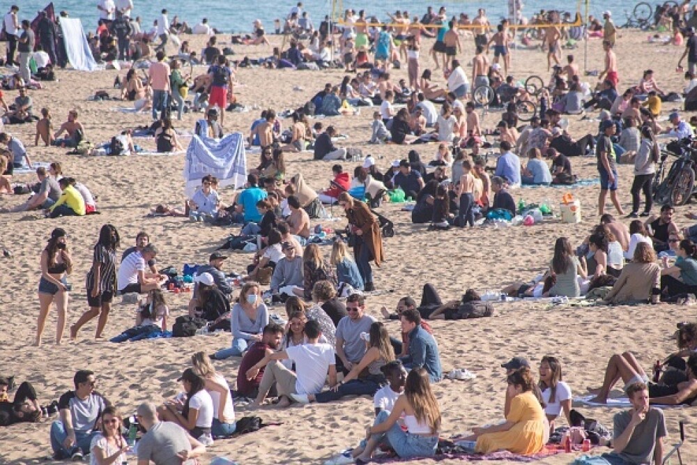 Plajele din Catalonia au fost pline sâmbătă. Oamenii au ignorat restricţiile legate de Covid-19. GALERIE FOTO - Imaginea 4