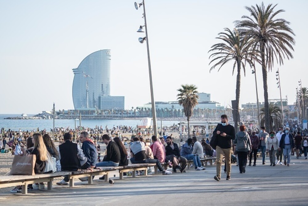 Plajele din Catalonia au fost pline sâmbătă. Oamenii au ignorat restricţiile legate de Covid-19. GALERIE FOTO - Imaginea 5