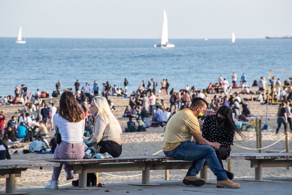 Plajele din Catalonia au fost pline sâmbătă. Oamenii au ignorat restricţiile legate de Covid-19. GALERIE FOTO - Imaginea 6