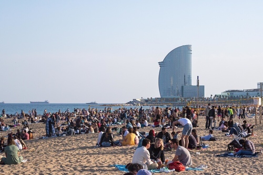 Plajele din Catalonia au fost pline sâmbătă. Oamenii au ignorat restricţiile legate de Covid-19. GALERIE FOTO - Imaginea 7