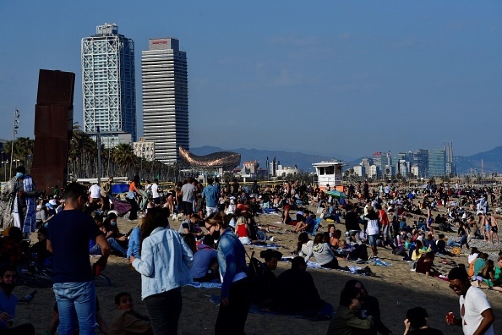 Plajele din Catalonia au fost pline sâmbătă. Oamenii au ignorat restricţiile legate de Covid-19. GALERIE FOTO - Imaginea 8