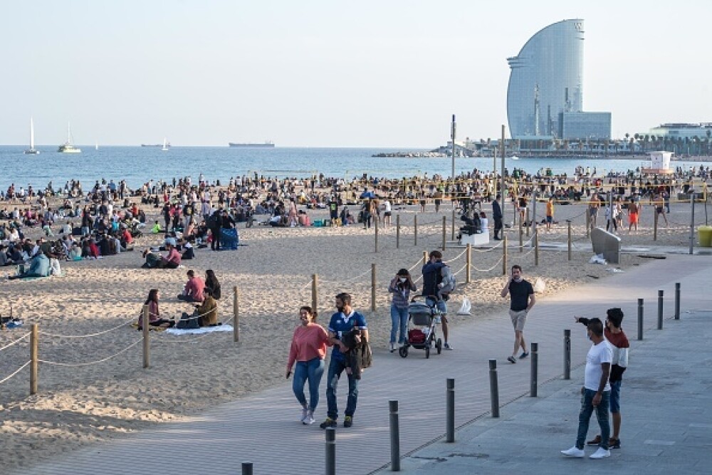 Plajele din Catalonia au fost pline sâmbătă. Oamenii au ignorat restricţiile legate de Covid-19. GALERIE FOTO - Imaginea 9