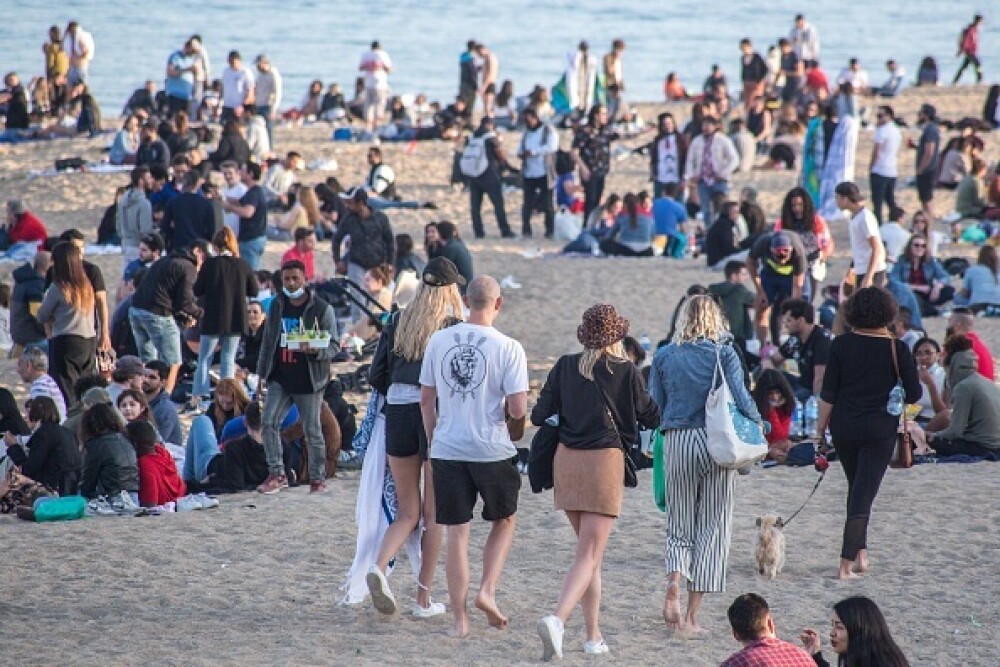 Plajele din Catalonia au fost pline sâmbătă. Oamenii au ignorat restricţiile legate de Covid-19. GALERIE FOTO - Imaginea 10