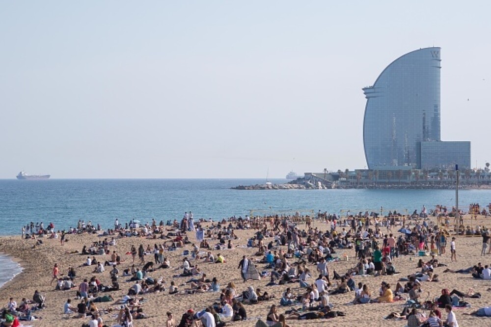 Plajele din Catalonia au fost pline sâmbătă. Oamenii au ignorat restricţiile legate de Covid-19. GALERIE FOTO - Imaginea 13