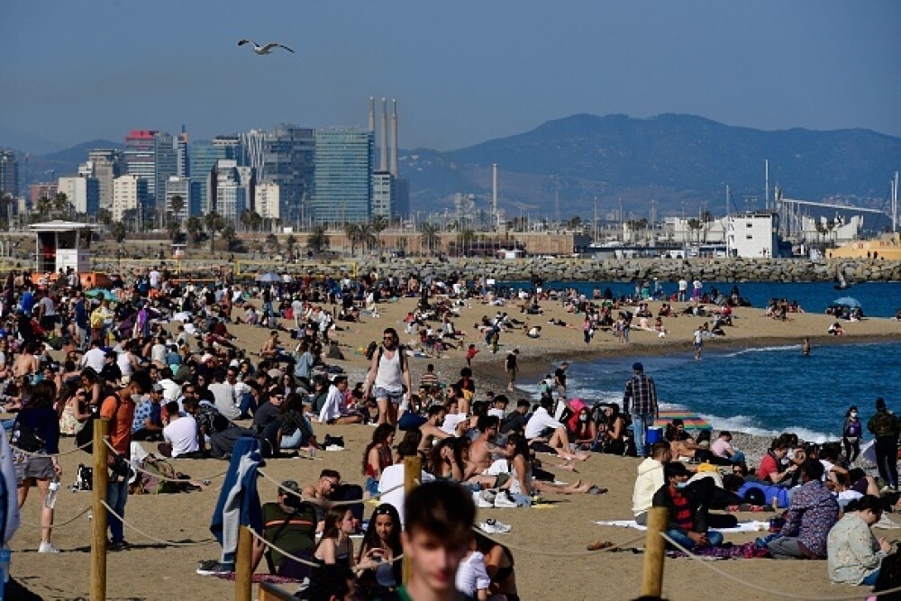 Plajele din Catalonia au fost pline sâmbătă. Oamenii au ignorat restricţiile legate de Covid-19. GALERIE FOTO - Imaginea 14