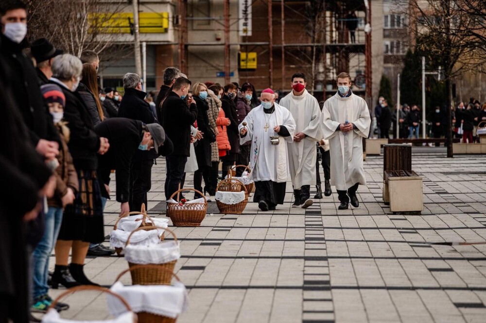 FOTO. Ceremonial impresionant în Miercurea Ciuc, de Paștele Catolic. Oamenii au păstrat distanța - Imaginea 3
