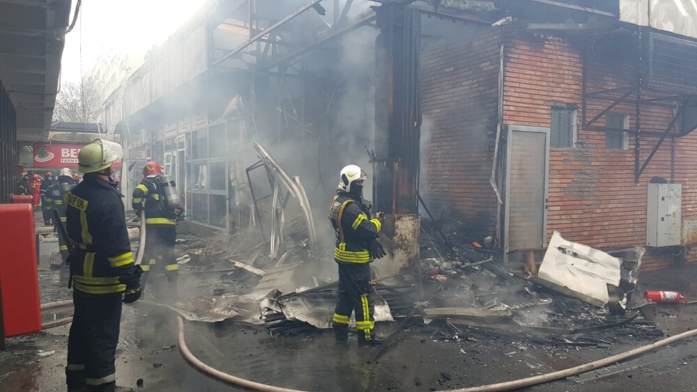 FOTO și VIDEO. Incendiu puternic în București. Un magazin s-a făcut scrum - Imaginea 1