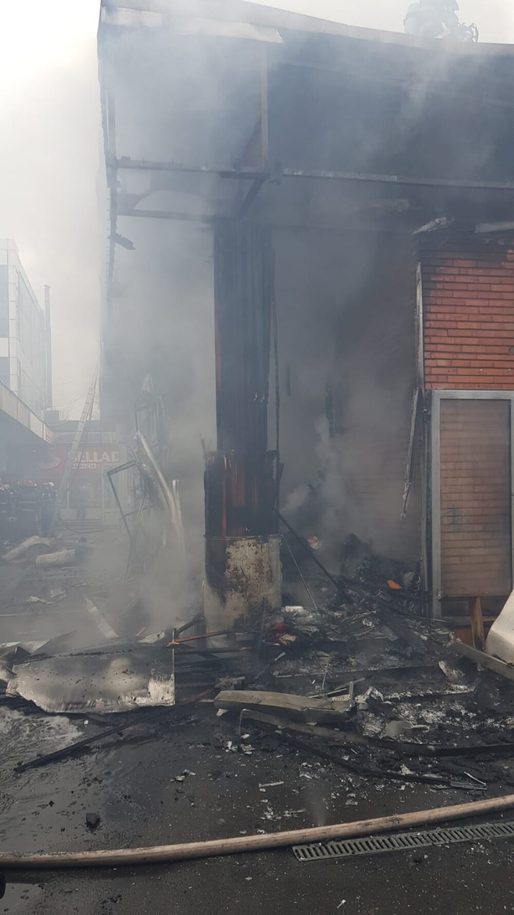 FOTO și VIDEO. Incendiu puternic în București. Un magazin s-a făcut scrum - Imaginea 2