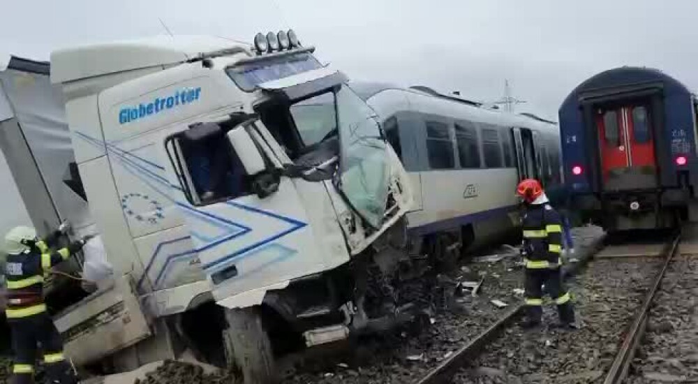 VIDEO și FOTO. Accident grav în județul Vaslui. Un TIR a fost lovit de două trenuri - Imaginea 1