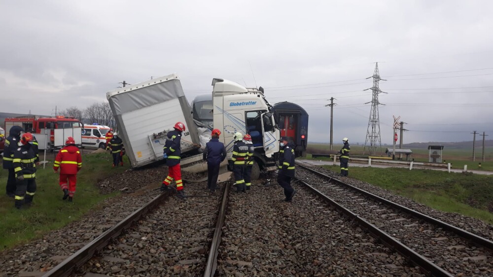 VIDEO și FOTO. Accident grav în județul Vaslui. Un TIR a fost lovit de două trenuri - Imaginea 2