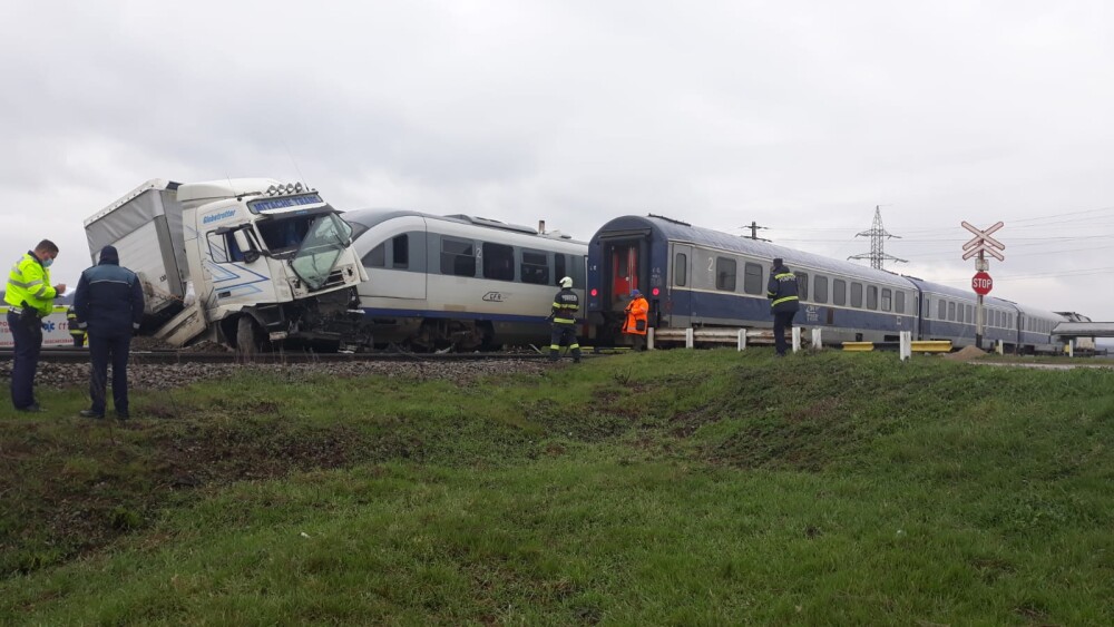 VIDEO și FOTO. Accident grav în județul Vaslui. Un TIR a fost lovit de două trenuri - Imaginea 3
