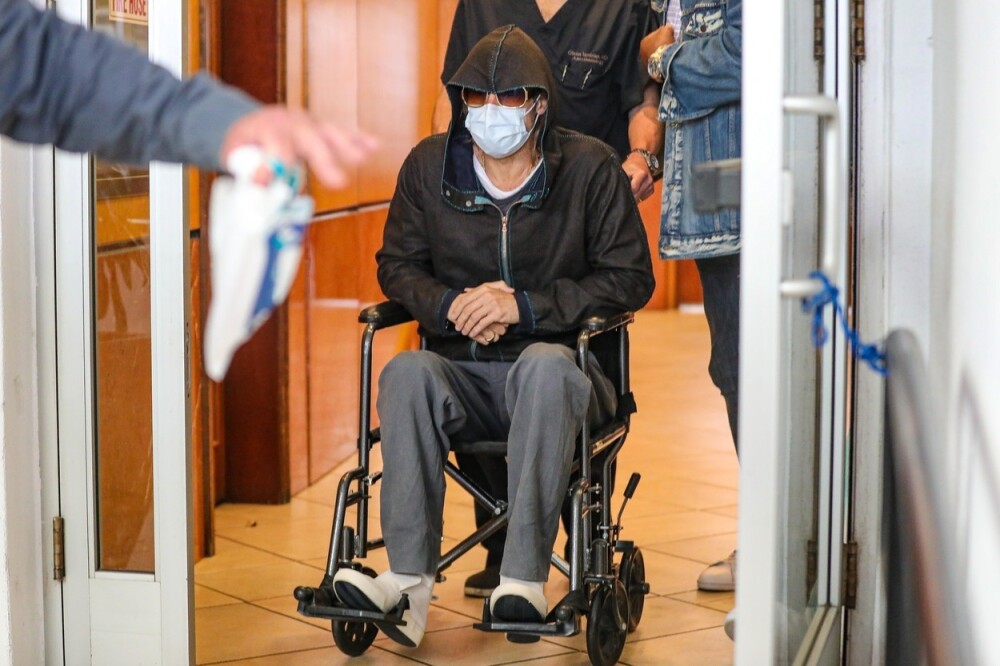 Brad Pitt, fotografiat în scaun cu rotile ieșind dintr-o clinică medicală - Imaginea 1