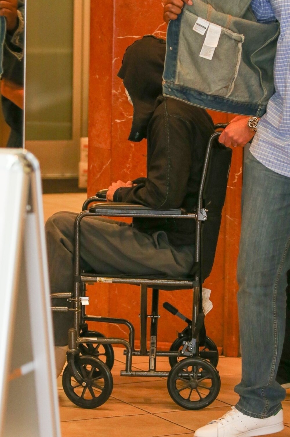 Brad Pitt, fotografiat în scaun cu rotile ieșind dintr-o clinică medicală - Imaginea 3