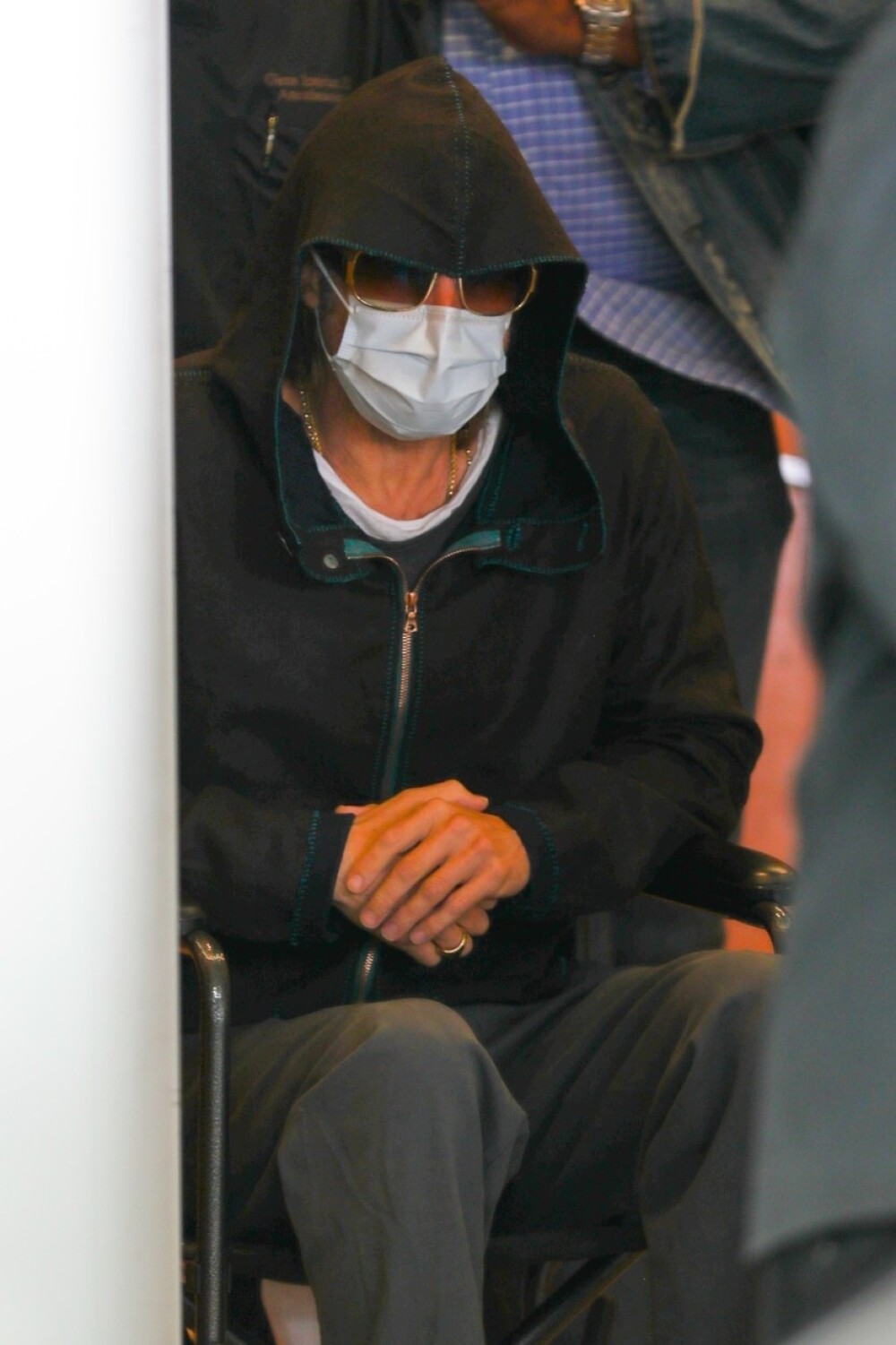 Brad Pitt, fotografiat în scaun cu rotile ieșind dintr-o clinică medicală - Imaginea 4