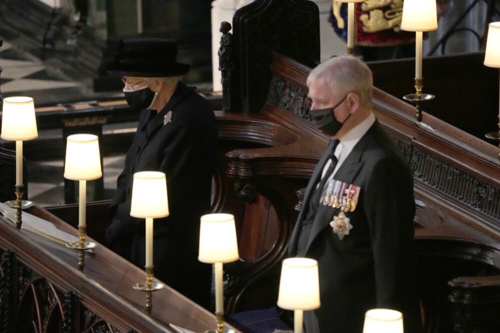 Prinţul Philip al Marii Britanii a fost înmormântat. Regina Elisabeta, în lacrimi la slujbă, unde a stat singură - Imaginea 24