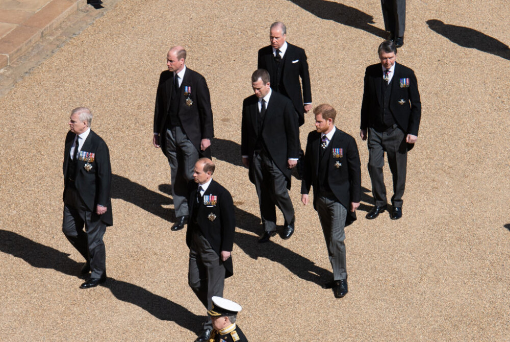 FOTO. Cum a evitat Prințul William să stea lângă fratele său la înmormântarea bunicului lor - Imaginea 5