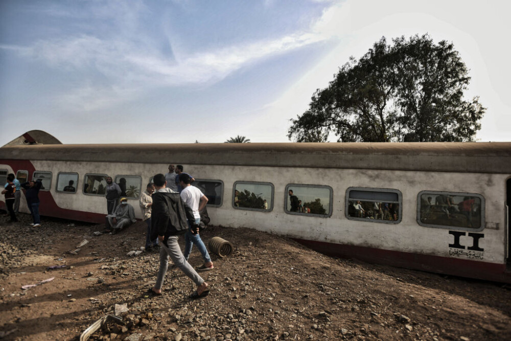 FOTO. Cel puţin 11 morți și 97 de răniţi după deraierea unui tren de pasageri în Egipt - Imaginea 1