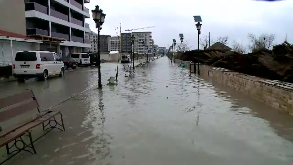 Faleza din Năvodari, a cărei amenajare a costat 8 milioane de euro, s-a transformat într-un râu din cauza ploilor - Imaginea 1