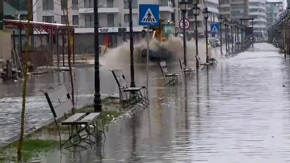 Faleza din Năvodari, a cărei amenajare a costat 8 milioane de euro, s-a transformat într-un râu din cauza ploilor - Imaginea 2
