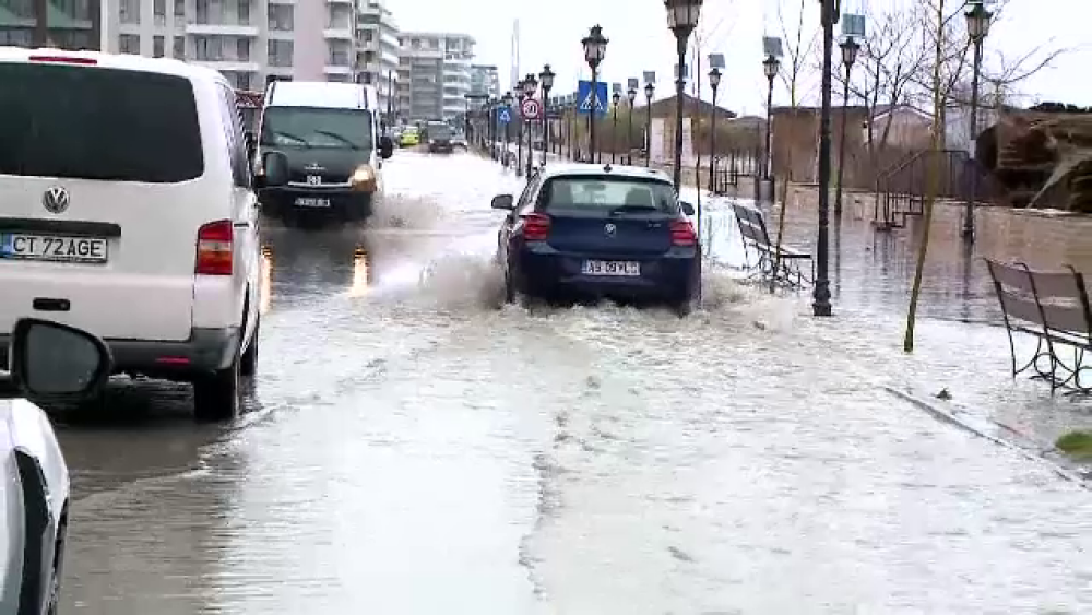 Faleza din Năvodari, a cărei amenajare a costat 8 milioane de euro, s-a transformat într-un râu din cauza ploilor - Imaginea 4