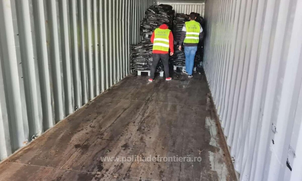 Un container cu 25 de tone de deşeuri din cauciuc sosit din Marea Britanie, găsit în Portul Constanţa - Imaginea 2