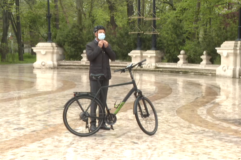 Klaus Iohannis a mers cu bicicleta la Palatul Cotroceni, alăturându-se campaniei Vinerea Verde: ”Este foarte sănătos” - Imaginea 5